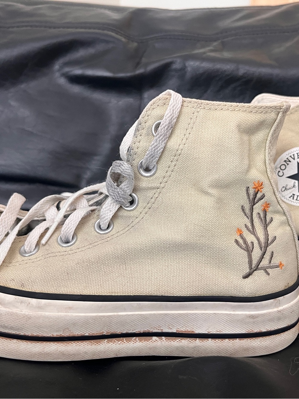 Converse Chuck Taylor All Star High Top Sneakers Embroidered Flower– Women’s 7